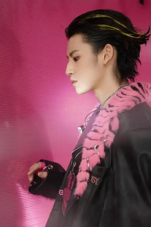 粉色浪漫氛围蔓延,@小鬼-王琳凯解码鲜明个性穿搭,带着奇趣妙想,自由