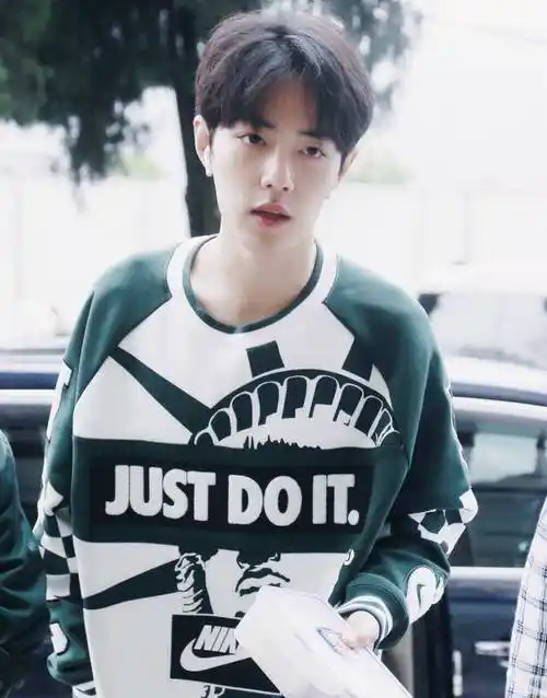 肖战新照笑容不再,粉丝:曾经那个爱笑的战战去哪了?_眼神_保护_镜头