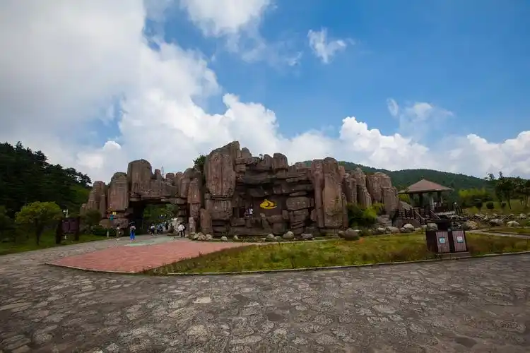 p>明月山位于江西省宜春市西南,距离中心城区仅15公里,总面积389.