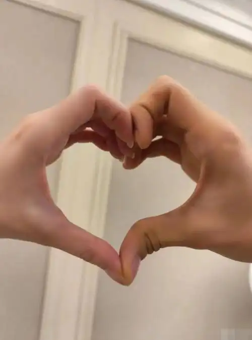 在金莎晒出的九宫格中,她特意将一双一起比心的手放在了中间, 而且很