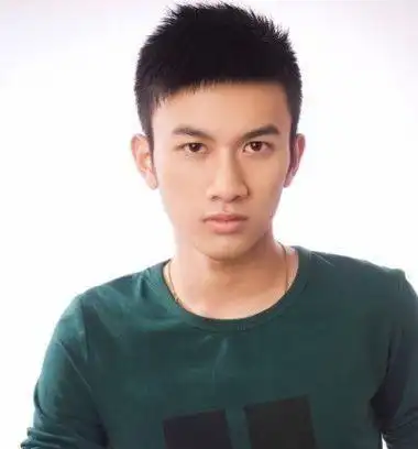 男生斜分梳发时尚短发发型适逢晚秋的季节,不用因为怕热把头发都剪掉