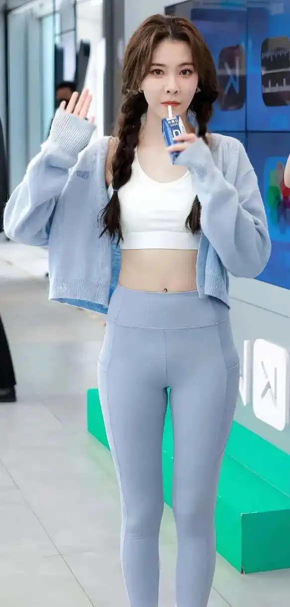 懂的都懂,不懂就问[滑稽][滑稽] 宋妍霏蓝色瑜伽装,身材十分火辣!