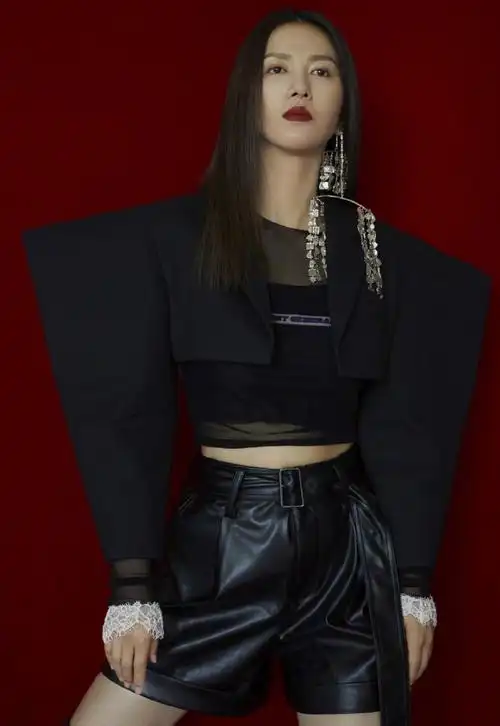 谭维维巨星耳坠性感写真图片