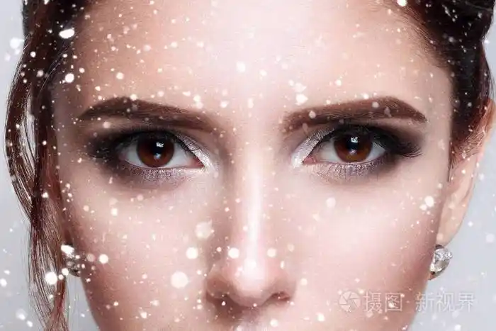 美丽的妇人眼睛的特写