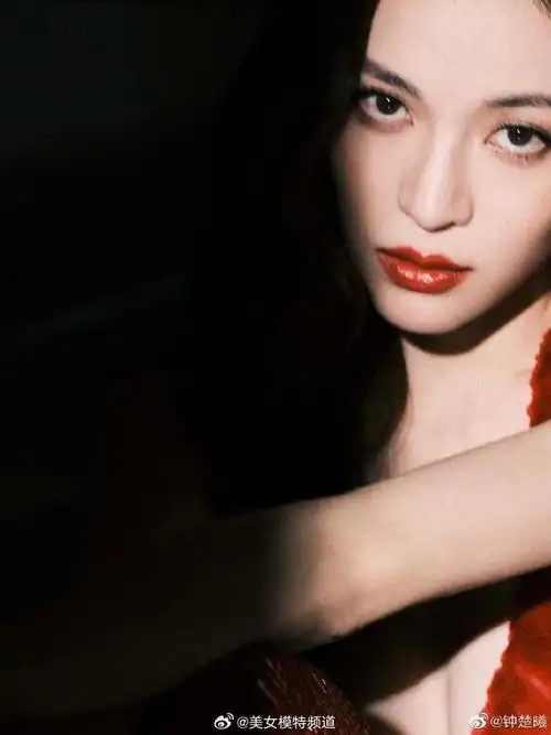 钟楚曦穿红色亮片裙秀好身材 潋滟红唇风情万种__财经头条