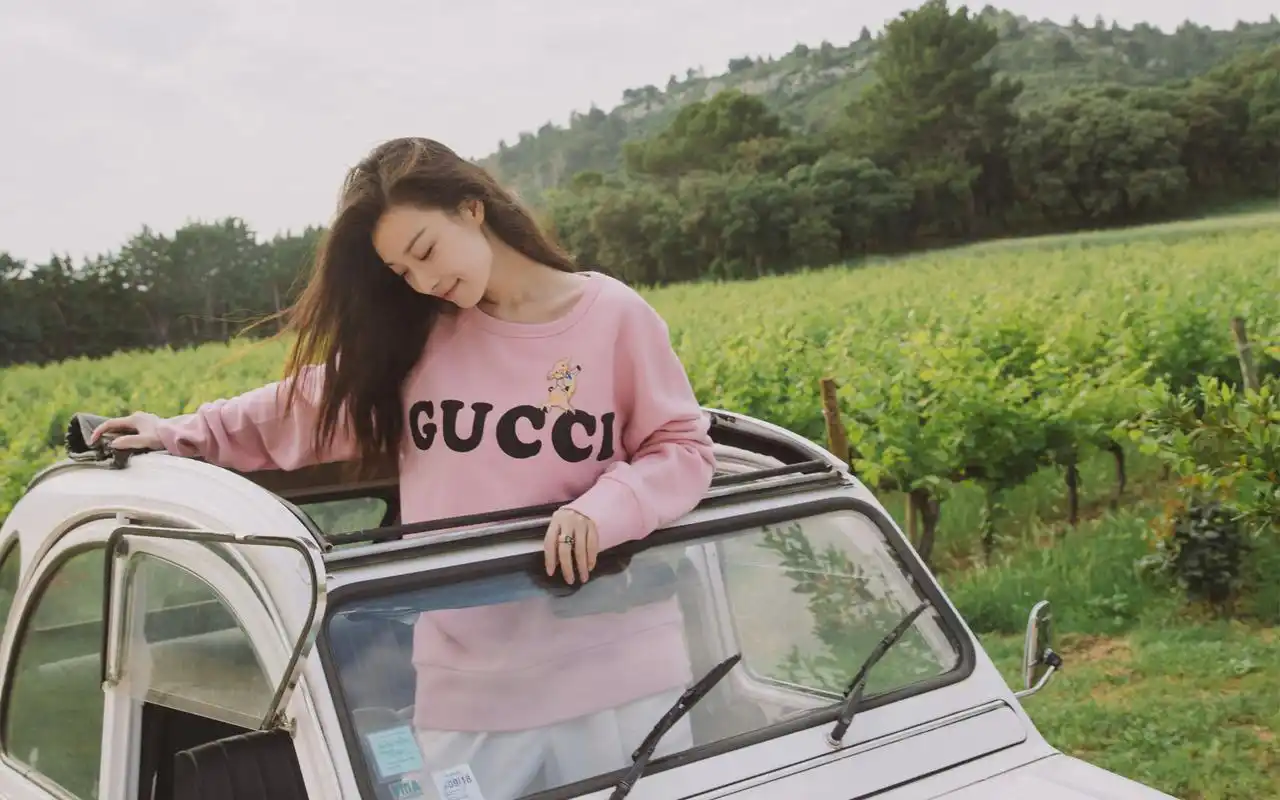 倪妮性感户外写真高清桌面壁纸