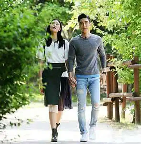 崔始源退伍帅气敬礼 "大表姐"刘雯这样表示