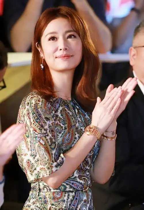 林心如开怀大笑 笑得花枝招展 毫不掩饰很随性