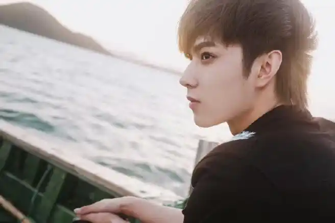 刘耀文海边侧颜随拍##刘耀文海边侧颜怼脸拍