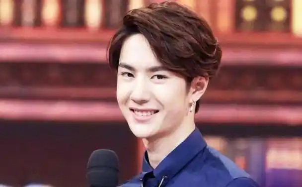 王一博戴眼镜录制《天天向上》后,他在观众眼中依旧是那样优秀_节目