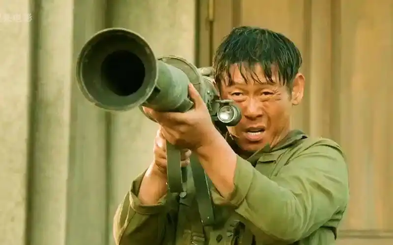 《西部战线》男人扛着大炮与坦克车比输赢,牛魔王追坦克,坦克暴揍飞机