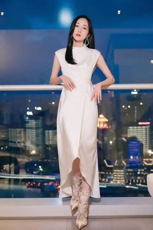 韩雪的身材纤瘦,在岁月沉淀下也养出了一身好气质,她选择了白色连衣裙