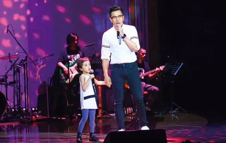 48岁刘恺威与10岁女儿小糯米合照曝光,网友:遗传了杨幂_刘晓_身形_时