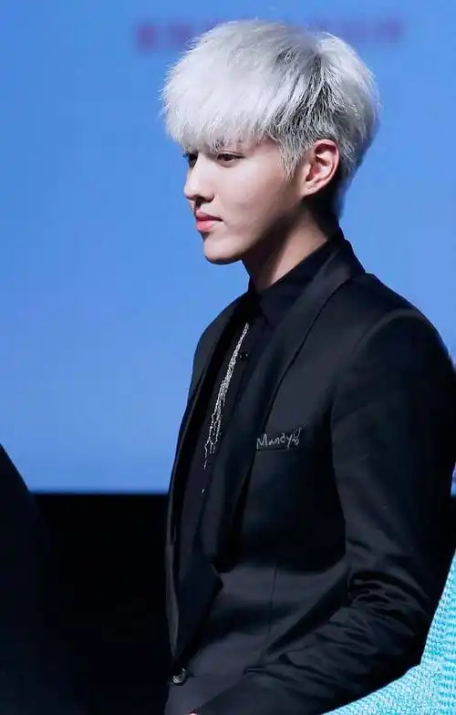 一袭标志性的白色短发,精致的五官,忧郁的眼神,手持角色特有的武器