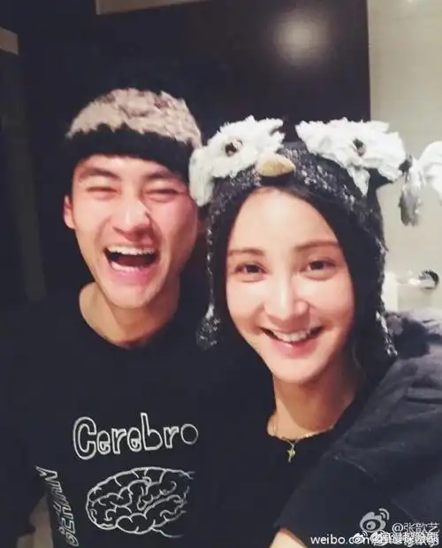 张歆艺晒结婚纪念合照