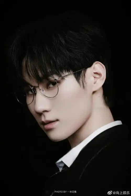 张真源蓝衬衫金丝眼镜造型