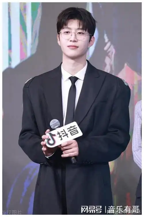 2021年,法国奢侈品牌纪梵希宣布歌手及演员范丞丞成为其品牌代言人