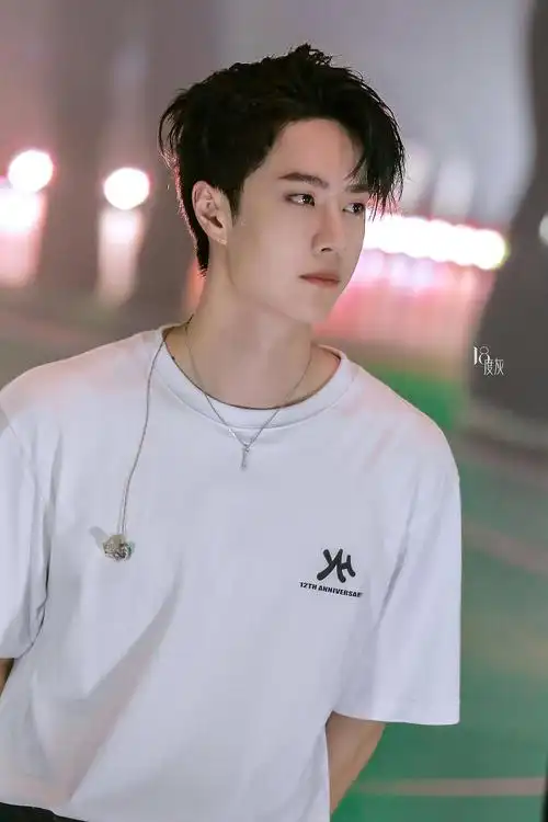 王一博不仅穿花衬衫好看,穿白t也超迷人