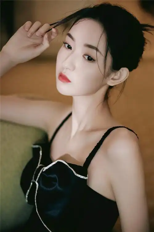 王玉雯质感写真曝光气质清冷尽显身姿