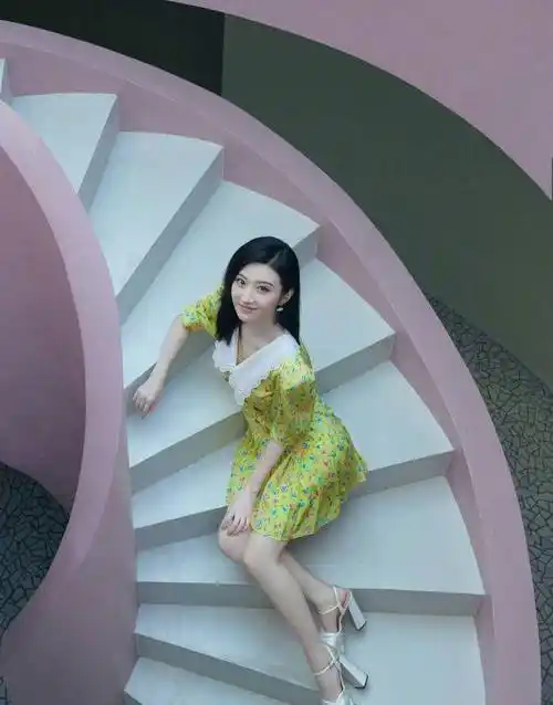 景甜穿碎花裙复古温柔 发丝乌黑映衬雪白肌肤_时尚_魅力_照片