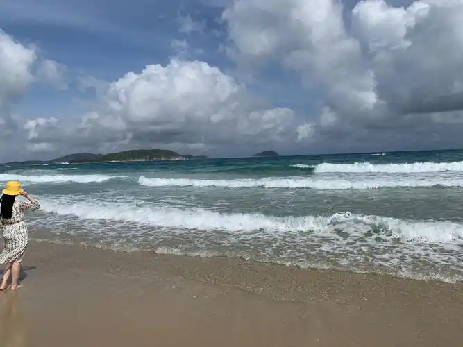 三亚有一望无际的大海,蓝蓝的天空,清新的空气,清澈透明的海底,涨是