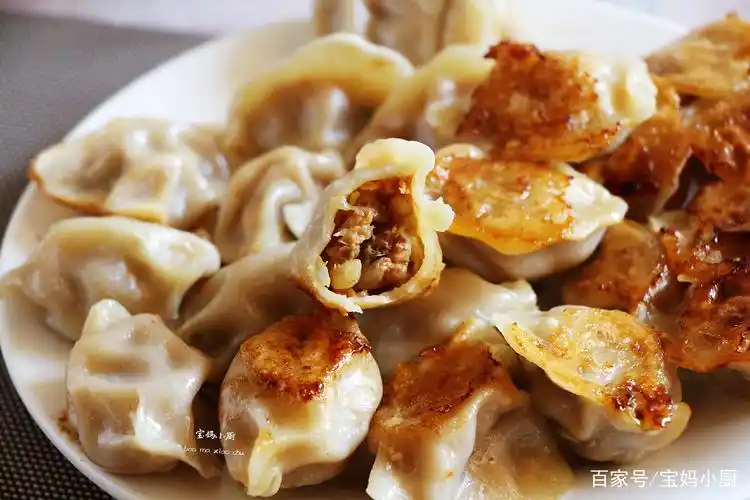 水煎猪肉白菜饺子:冻饺子煎底部发黄,倒入饺子齐腰的水,盖盖子水煎至