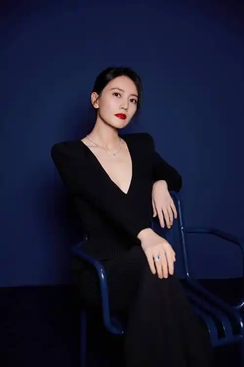 43岁高圆圆高调参加活动!涂大红唇穿深v妩媚到骨子里,身材真辣