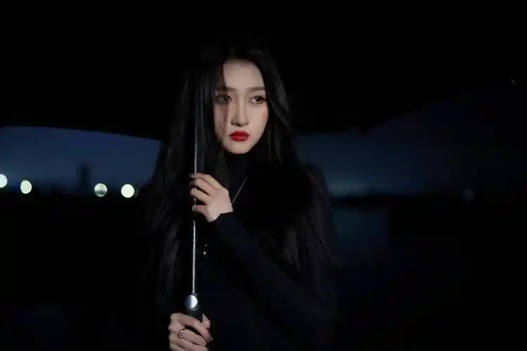 关晓彤黑色连身包臀裙,秀出逆天长腿,这次她穿对了吗?_身材_进步_高领