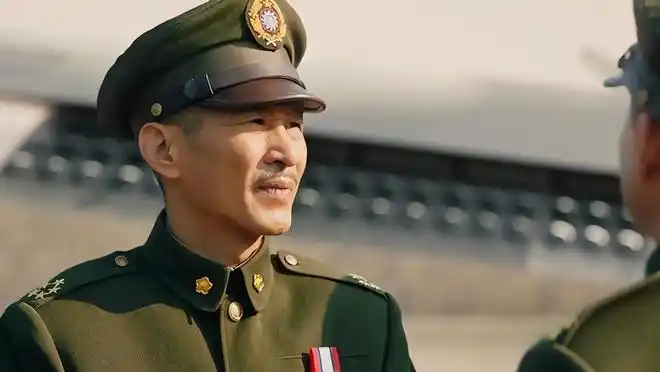 不得不说,王劲松确实是一名非常优秀的演员,由他饰演的蒋介石,在样貌