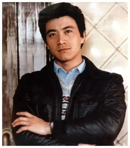 下的花环》中饰演指导员赵蒙生,获得第2届中国电视金鹰奖最佳男演员奖