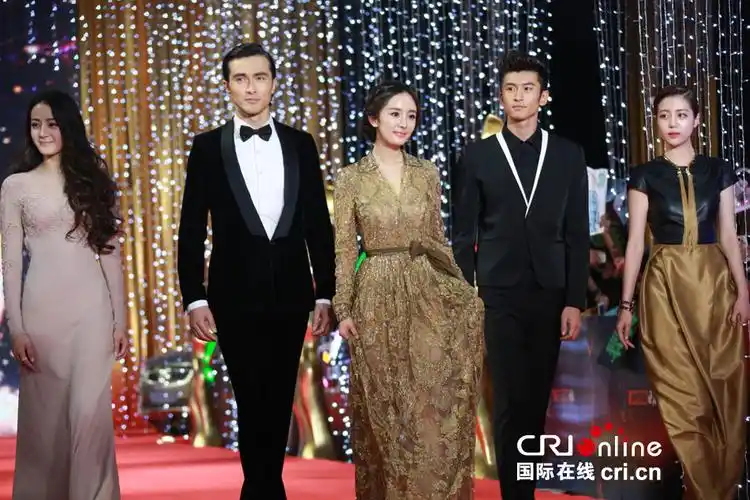 金鹰节颁奖晚会红毯星光闪耀孙俪杨幂刘涛辣妈pk