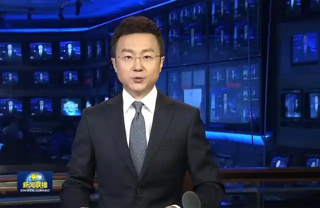 刚强是央视《新闻联播》的主播,这个新"国脸"的声音颇具辨识度,观众