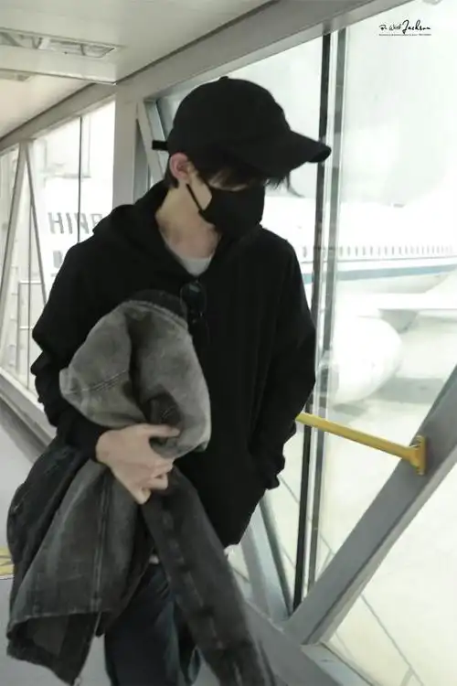 易烊千玺出发日内瓦墨镜造型苏感拉满老公是一种感觉