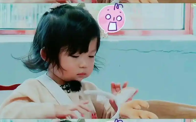 【我的小尾巴】心儿宝贝和徐小妹照镜子式戴发ku7