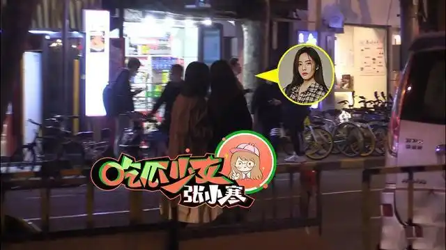 组图:蔡文静机场获友人接机心情好 路边抽烟随地扔烟头动作娴熟