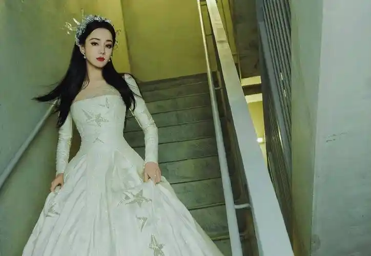 迪丽热巴一袭星星礼服头戴水晶头饰宛若洋娃娃!