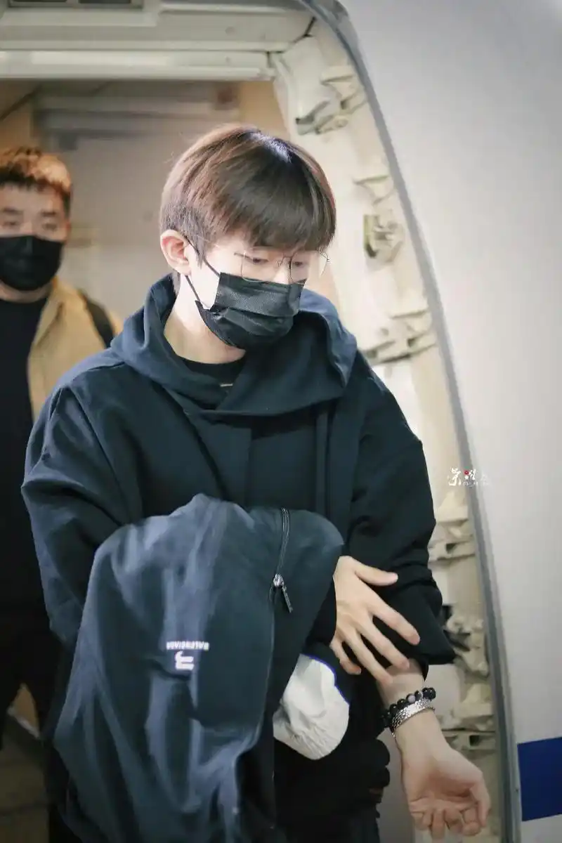 易烊千玺黑色外套到达荆州路透 代入和易烊千玺擦肩而过的氛围故 - 抖
