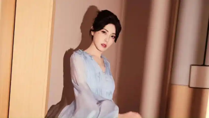 曾黎晒初秋麦穗妆,太美了,曾被称为中戏最美校花,与章子怡是同学