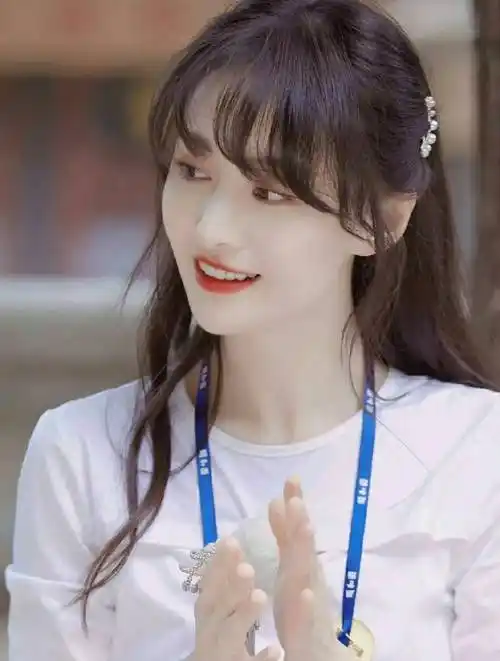 尽管郑爽的造型看起来有些"村"和"精神小妹",但可以看出她的生活品质