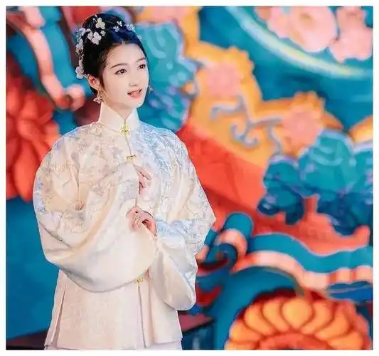 古装四美穿越春晚,华服展古典韵味,尽显优雅风华._传统_文化_时尚