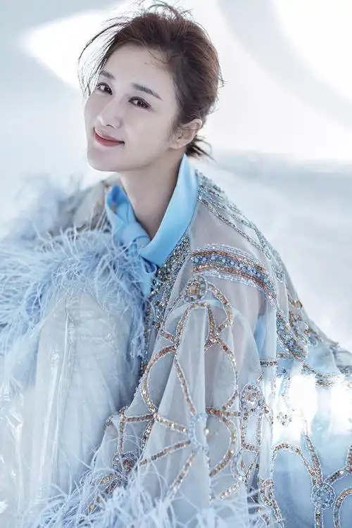 李依晓全新写真曝光 清爽蓝色系率性灵动