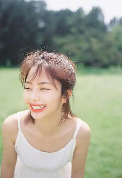 治愈系笑容谭松韵曝草坪写真白色吊带裙清纯靓丽