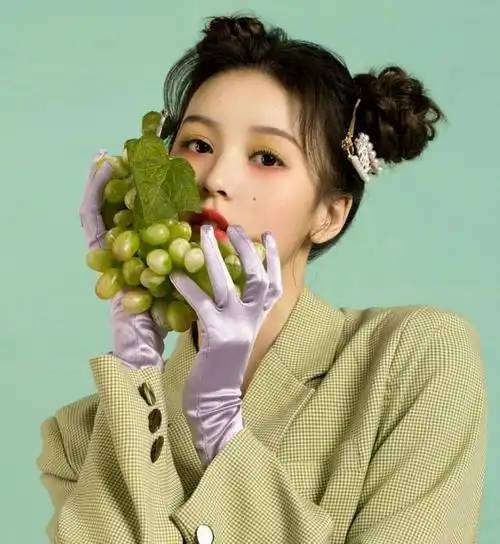 明星的高双丸子头,赵丽颖温柔可爱很是甜美,她的简直不要太酷炫