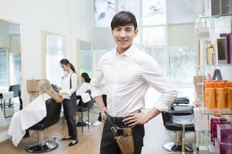 理发师在店里工作