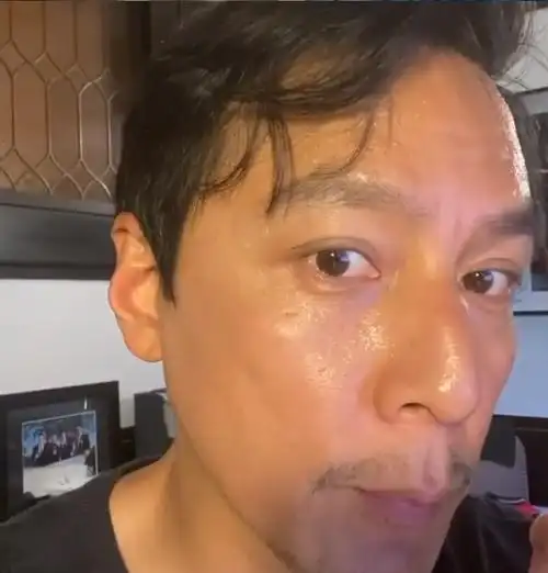 吴彦祖为7岁女儿庆生,公开一家三口产房同框照,父女合影好温馨