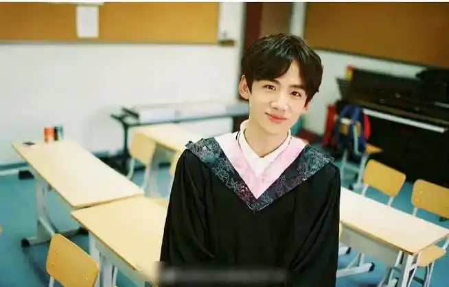 白敬亭毕业旧照