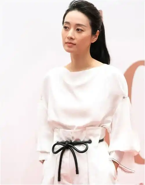 马伊琍换个发型美出新高度短发变长发又嫩又美46岁美成26岁