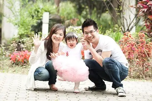 接著才正式展开专业摄影的过程,经验丰富的摄影师独树一格的摄影视角