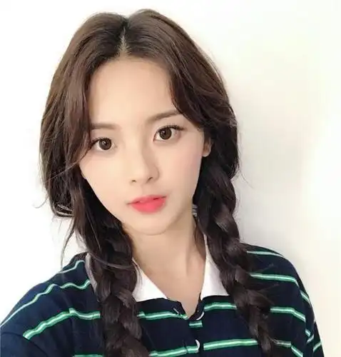 杨超越早期打工照爆出大脸蜡笔小新眉毛抢镜少女感全无