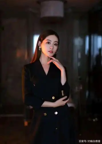 祝绪丹一身黑色西服装,尽显英姿飒爽